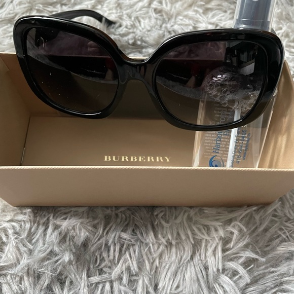 Authentic Burberry sunglasses with case and box - Picture 4 of 8